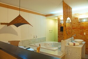 Suite (Master) | Baño | Regadera, amenidades de baño gratuitas, secadora de cabello, toallas 