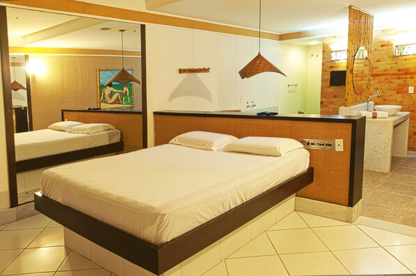 Suite (Master) | Minibar, desk