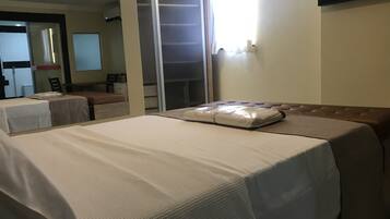 Quarto superior, 1 cama de casal | Frigobar, Wi-Fi de cortesia, roupa de cama