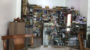 Ein kleiner Laden mit Regalen voller verschiedener Artikel, darunter Snacks, Getränke und Souvenirs.