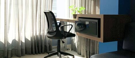 Una habitación moderna con escritorio, silla y sofá.