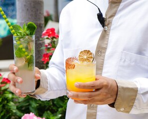 Piscine extérieure, chaises longues