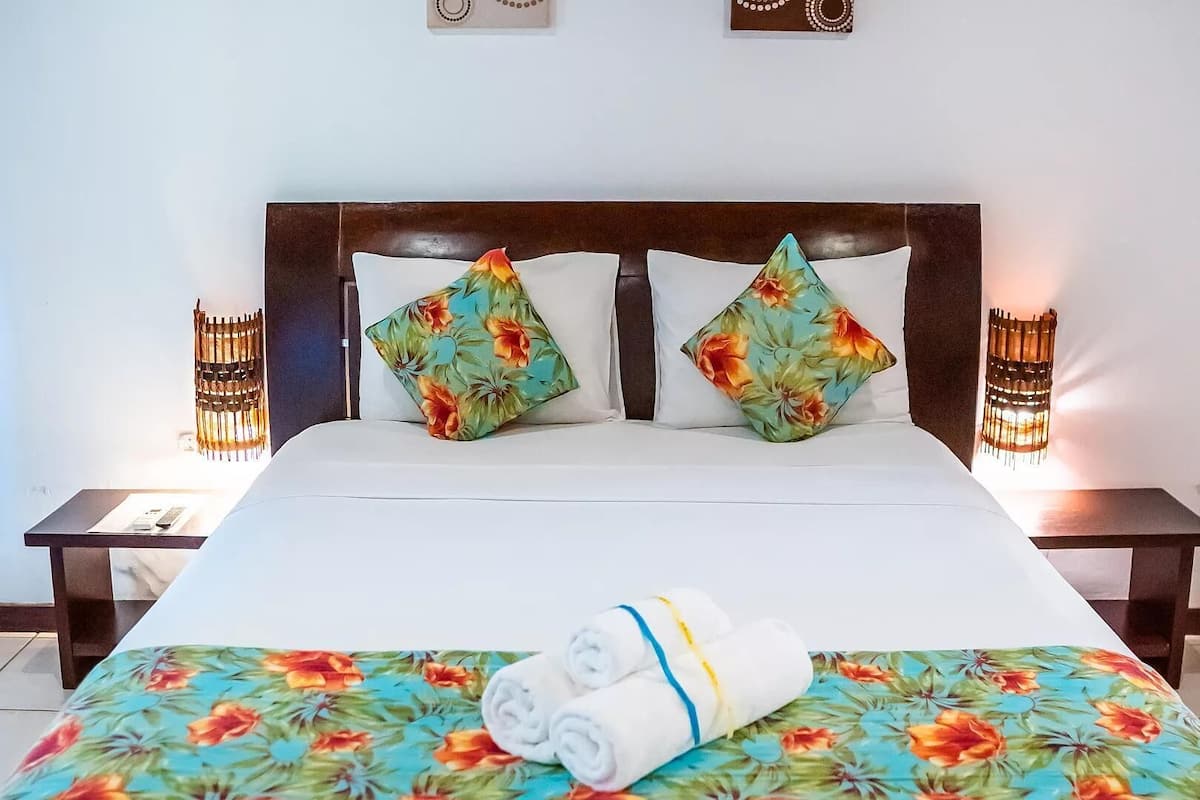 Minibar, iron/ironing board, free WiFi, bed sheets