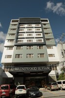 Un hotel de varios pisos con un cartel que dice "BRENTWOOD SUITES".
