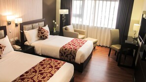 Premier-Zweibettzimmer, 2 Doppelbetten, Nichtraucher | Daunenbettdecken, Minibar, Zimmersafe, Schreibtisch