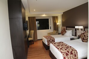 Premier Twin kamer, 2 tweepersoonsbedden, niet-roken | Donsdekens, een minibar, een kluis op de kamer, een bureau