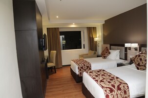 Cubrecamas, minibar, caja de seguridad en la habitación y escritorio 