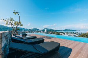 Outdoor pool, sun loungers - The Unity & The Bliss Patong Residence (Patong)