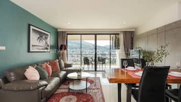 2 Bedroom Sea View | Zona de estar | Una televisión de pantalla plana