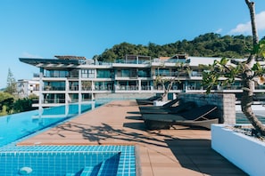 Outdoor pool, pool loungers - The Unity & The Bliss Patong Residence (Patong)