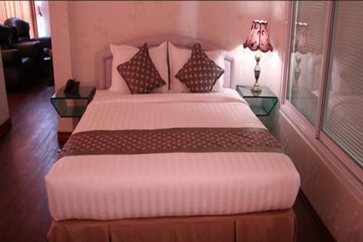 Minibar, in-room safe, desk, iron/ironing board