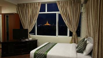 Deluxe Room | Minibar, in-room safe, desk, iron/ironing board