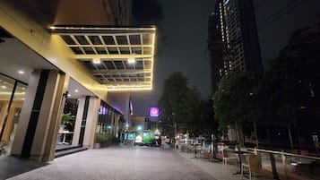 供應早餐、午餐、晚餐;本地及多國菜