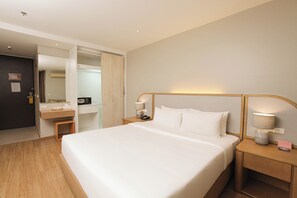 Deluxe Room | In-room safe, desk, blackout curtains, free WiFi - Brighton Hotel Bangkok (Bangkok)