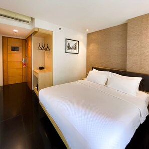 Premium bedding, down comforters, pillowtop beds, in-room safe - M Hotel Jakarta (Jakarta)