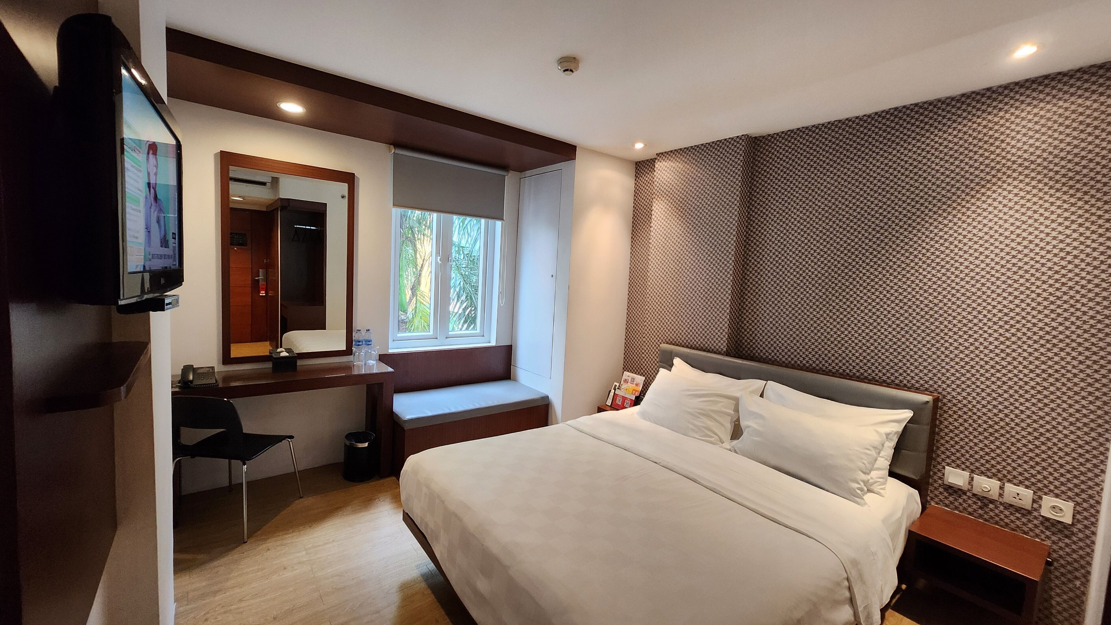 Deluxe Room | Premium bedding, down comforters, pillowtop beds, in-room safe