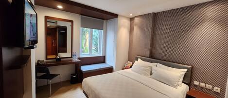 Deluxe Room | Premium bedding, down duvets, pillow-top beds, in-room safe
