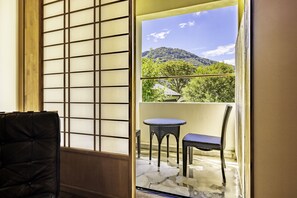 房內夾萬、免費 Wi-Fi、床單