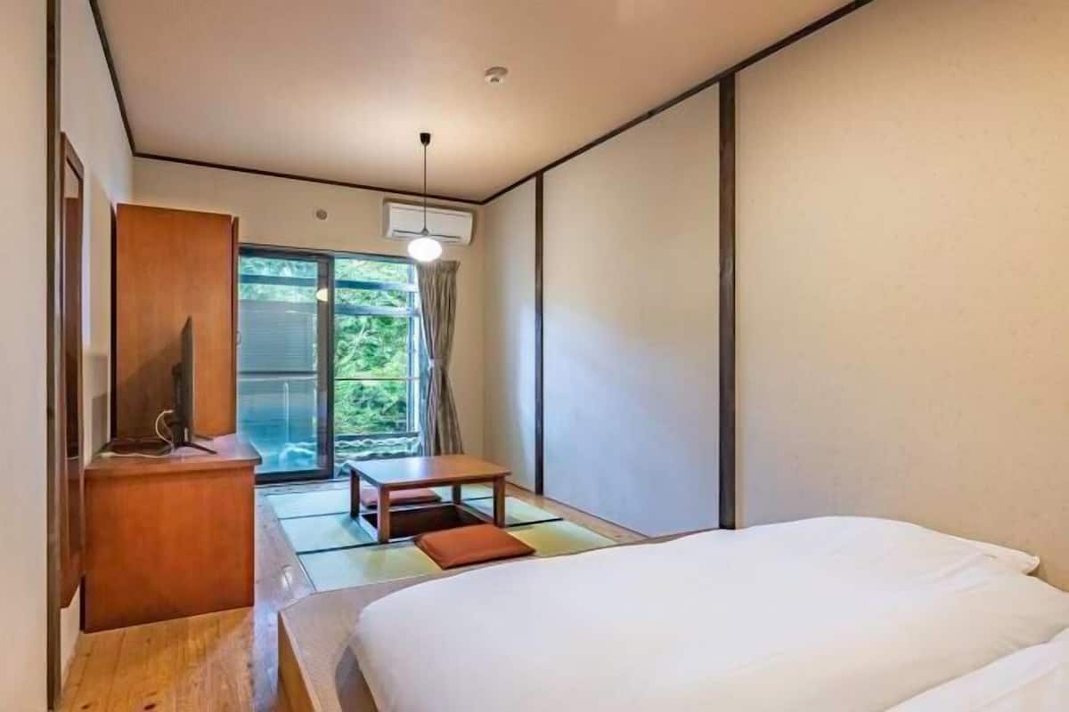 In-room safe, free WiFi, bed sheets