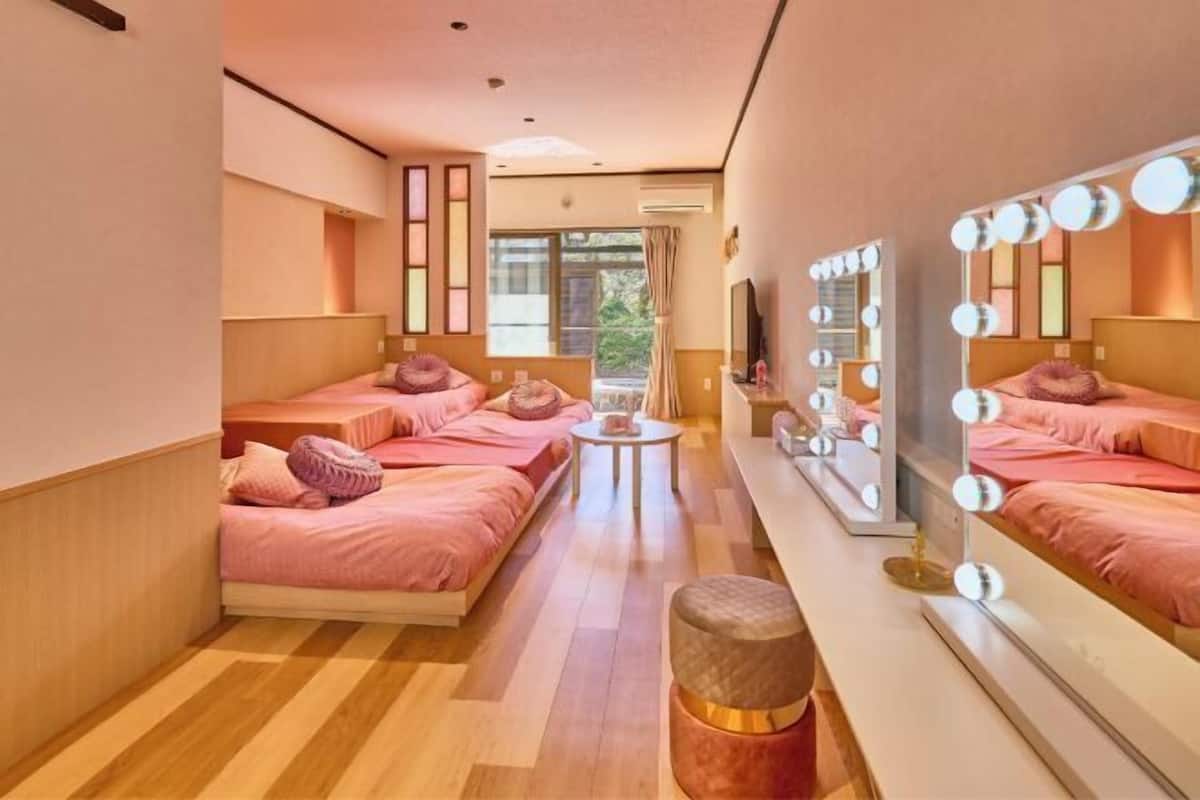 In-room safe, free WiFi, bed sheets