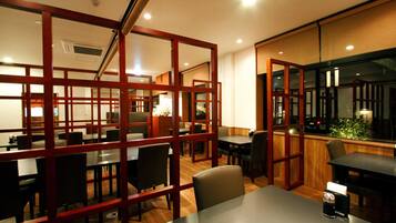 Breakfast and dinner served