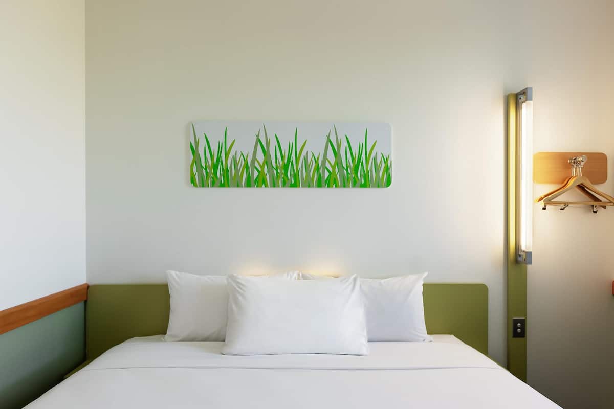 Chambre, 1 grand lit (Budget) | Bureau, rideaux occultants, fer et planche Ă repasser, Wi-Fi gratuit