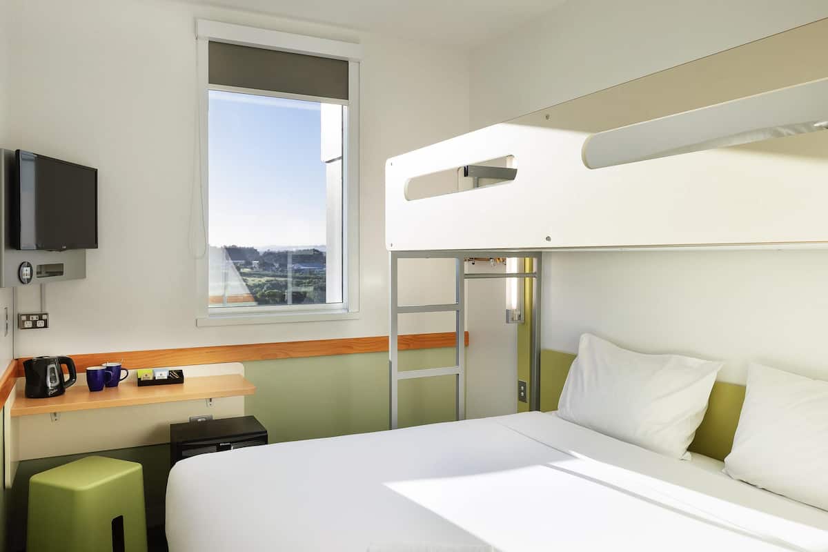 Chambre Standard (1 King Bed and 1 Bunk Bed) | Bureau, rideaux occultants, fer et planche Ă repasser, Wi-Fi gratuit