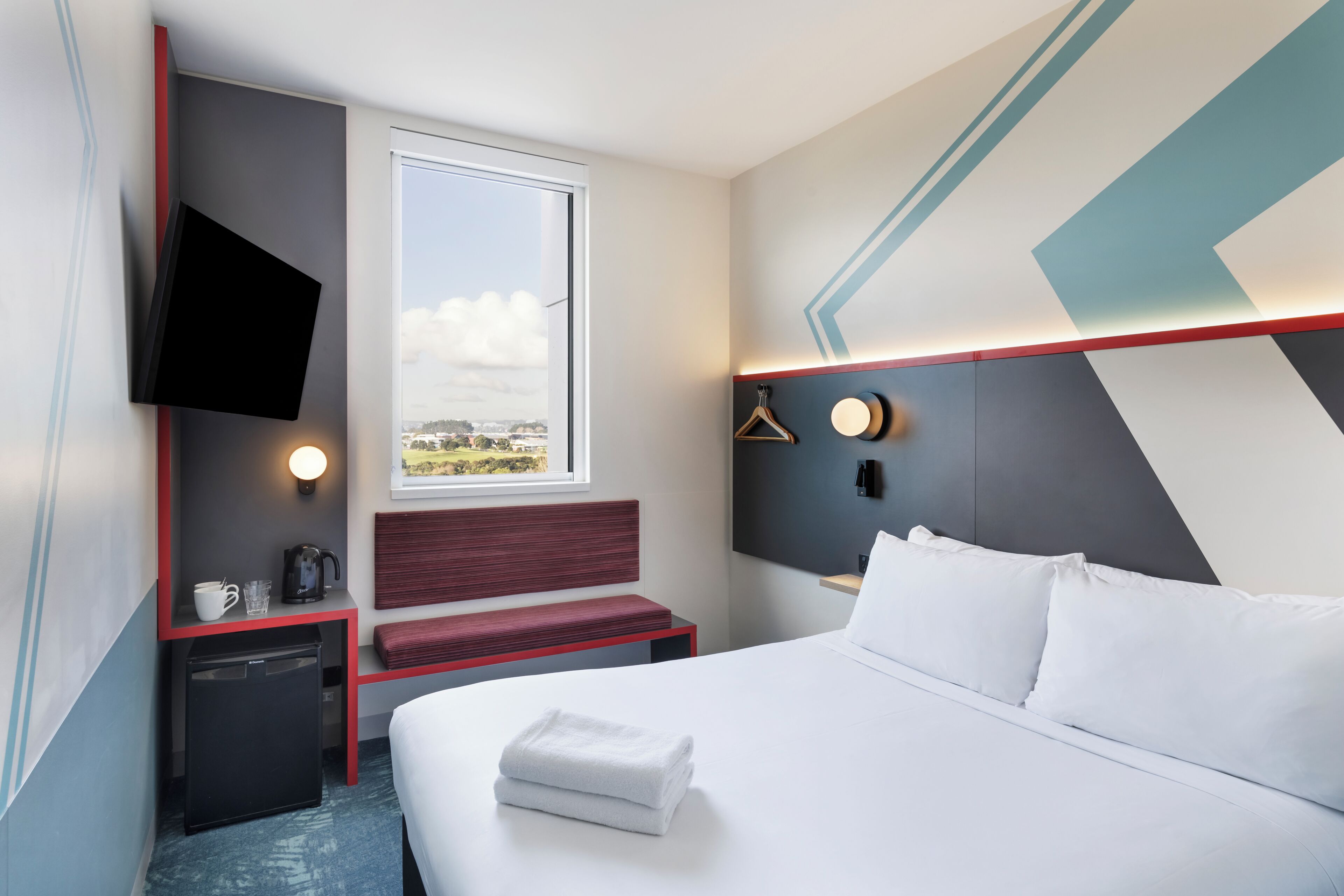 Chambre, 1 grand lit (Budget) | Bureau, rideaux d’obscurcissement, fer et planche à repasser