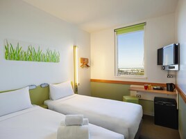 Room, 2 Twin Beds (Budget) | Desk, blackout drapes, iron/ironing board, free WiFi