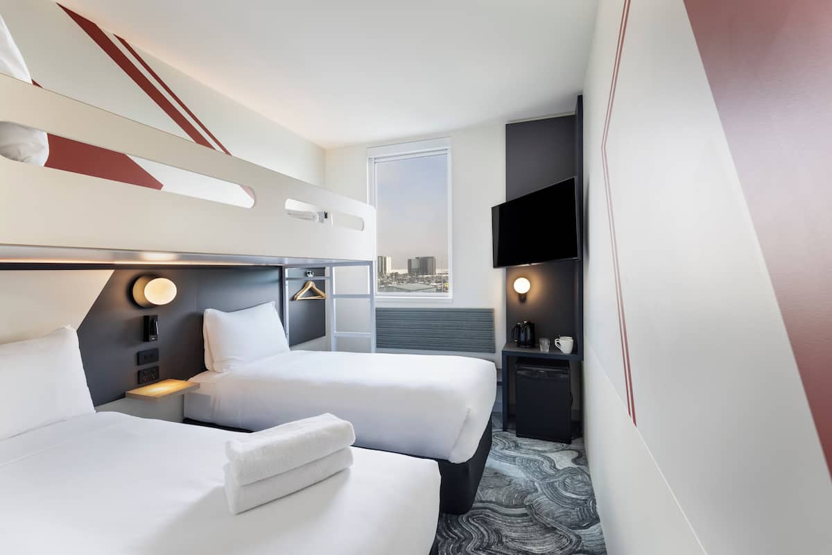 Chambre Standard, Plusieurs lits | Bureau, rideaux d’obscurcissement, fer et planche à repasser