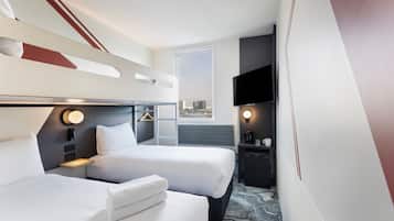 Kamar Standar, Beberapa Tempat Tidur | Meja kerja, tirai kedap cahaya, setrika/meja setrika, dan Wi-Fi gratis