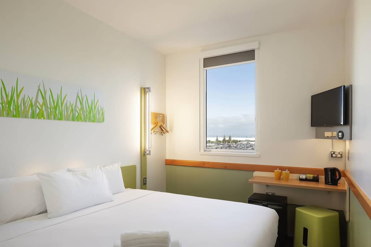 Standard Room, 1 King Bed | Desk, blackout drapes, iron/ironing board, free WiFi