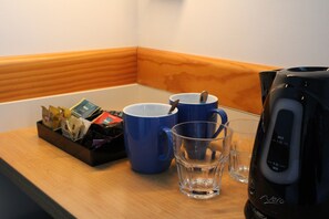 デスク、遮光カーテン、アイロン / アイロン台、WiFi (無料)