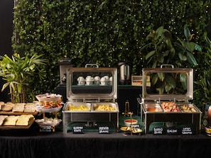 Lunch and dinner served  - ibis budget Auckland Airport (Auckland)