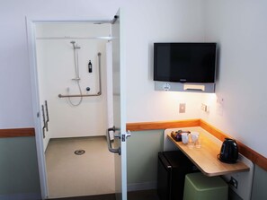 Standaard kamer, 2 eenpersoonsbedden, toegankelijk voor mindervaliden | Badkamer | Een douche,  milieuvriendelijk toiletgerief, een haardroger, handdoeken