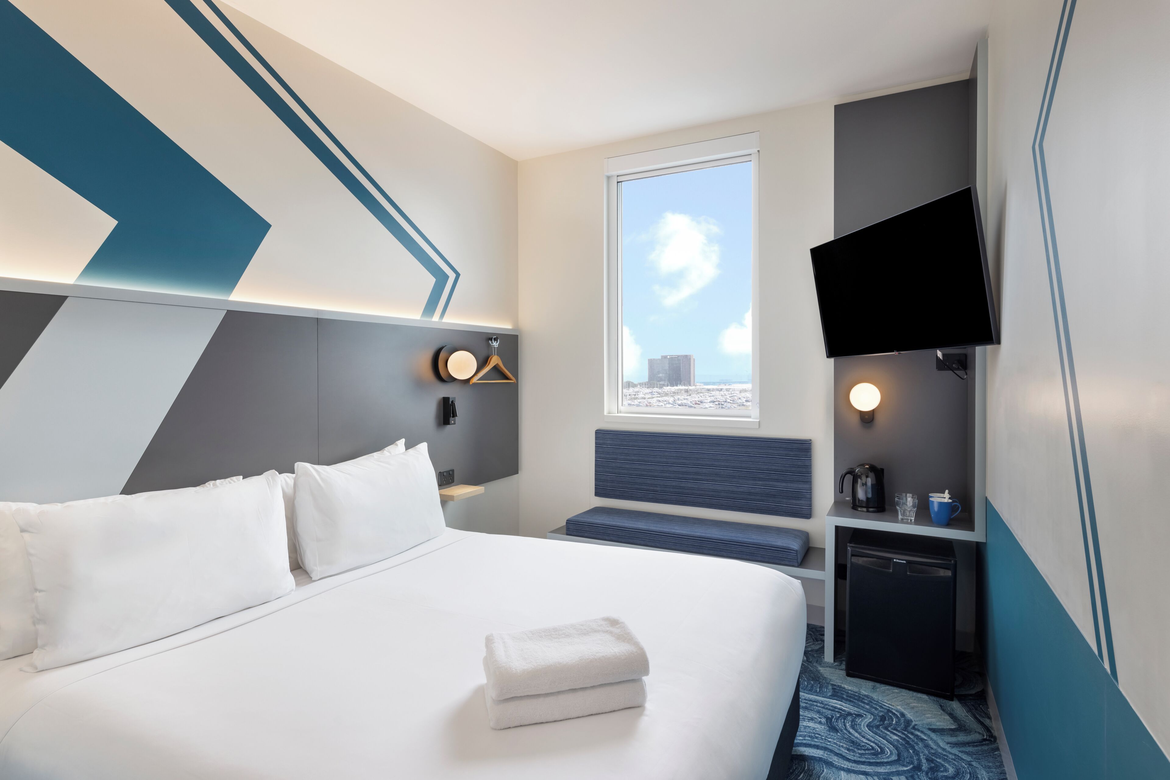 Chambre Standard, 1 très grand lit | Bureau, rideaux d’obscurcissement, fer et planche à repasser