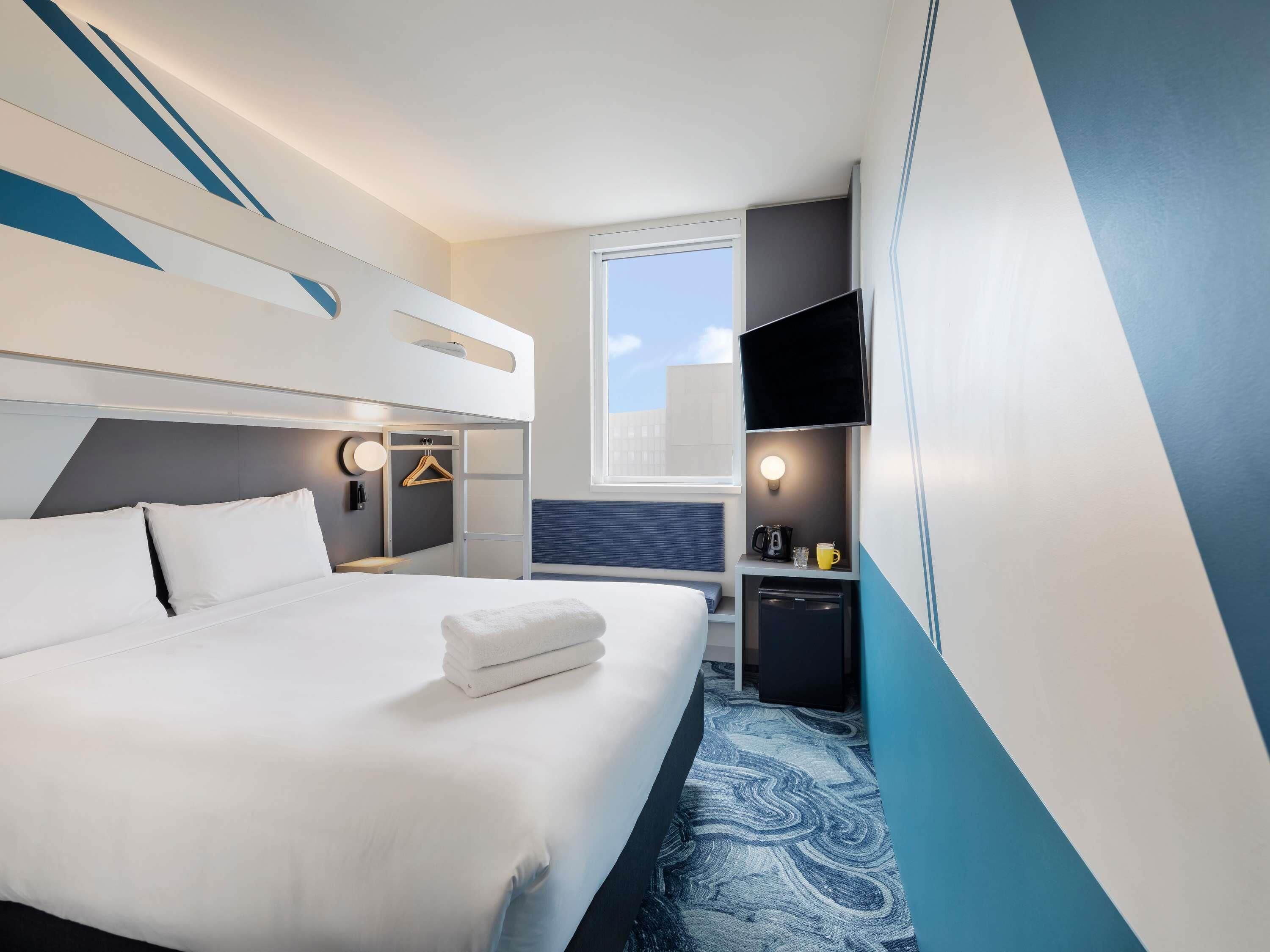 標準客房 (1 King Bed and 1 Bunk Bed) | 書桌、遮光布/窗簾、熨斗/熨衣板、免費無線上網