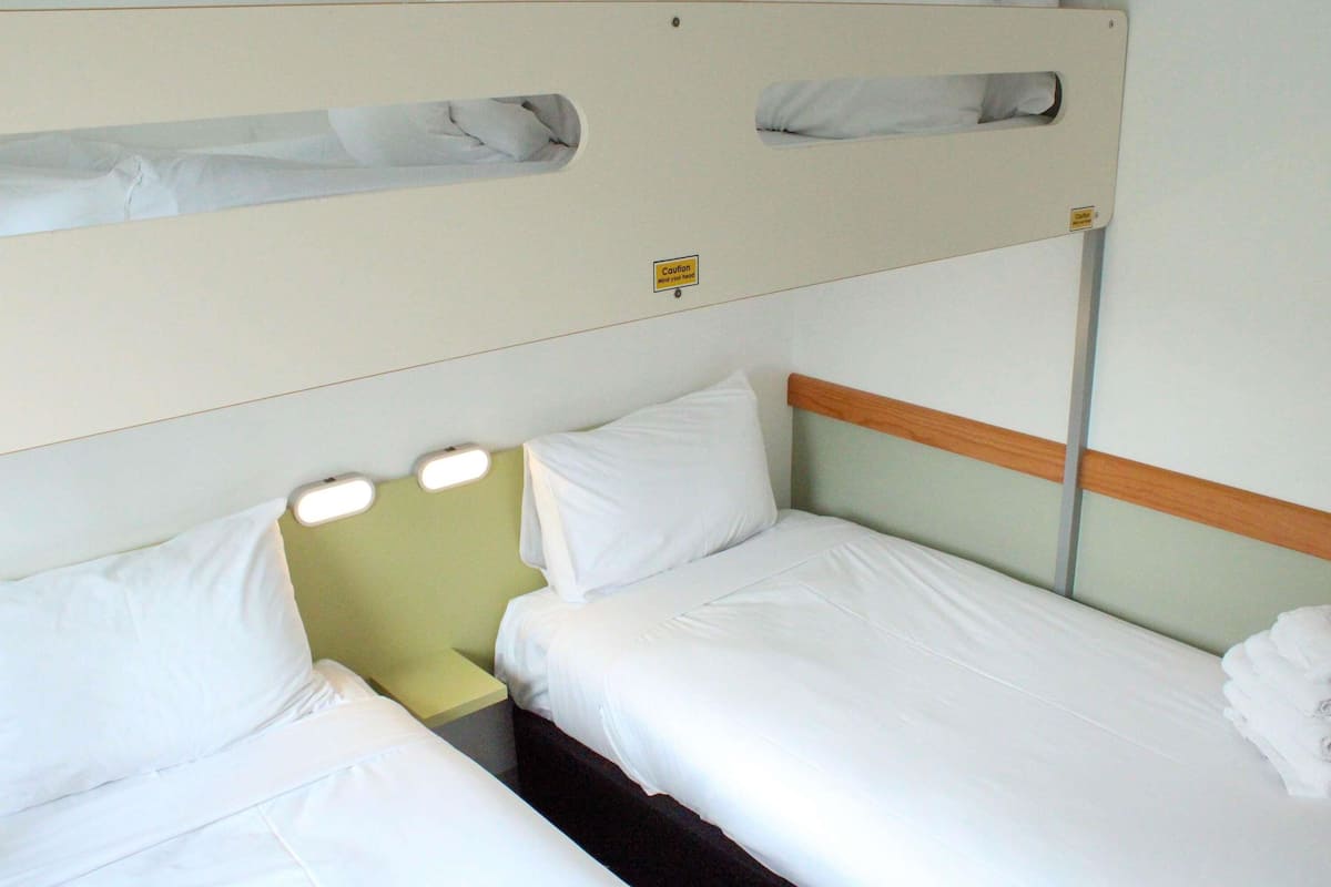 Chambre Standard, Plusieurs lits | Bureau, rideaux dâobscurcissement, fer et planche Ă repasser