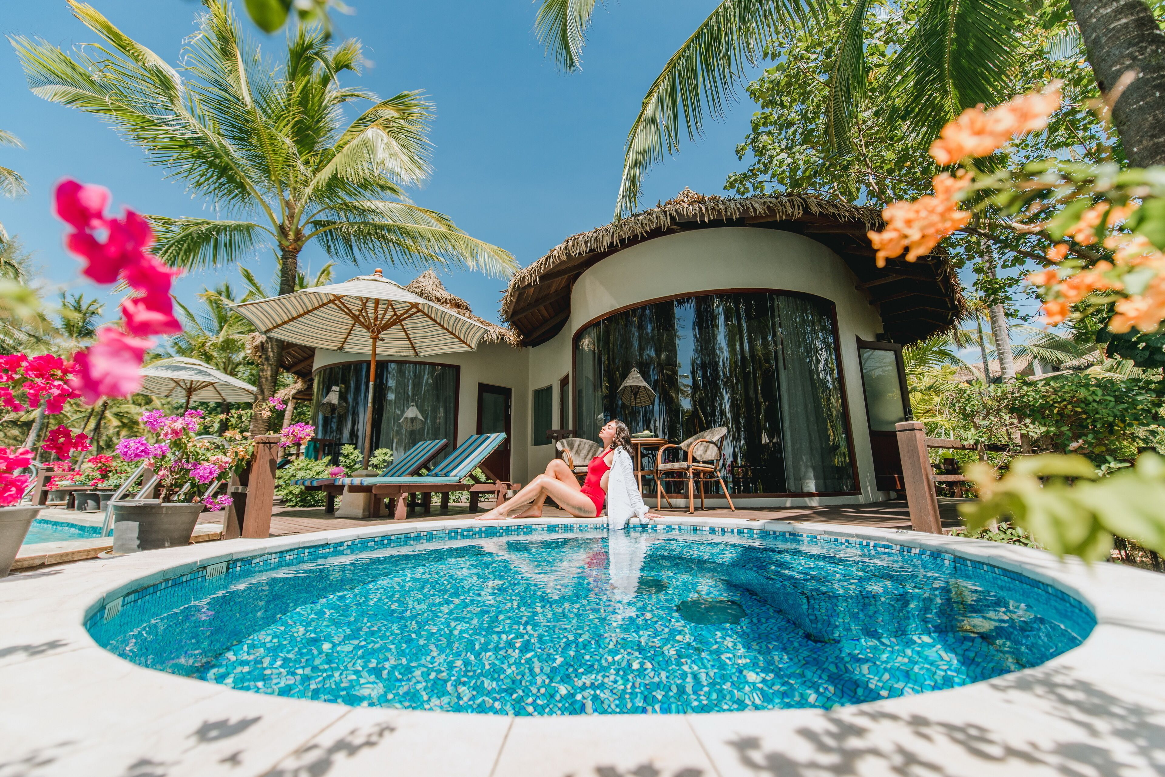 Oceanfront Jacuzzi Villa (Adults Only) | Frigobar, cofres nos quartos, escrivaninha, cortinas blackout