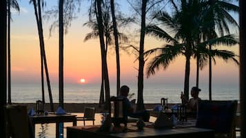 3 restaurants, breakfast, lunch, dinner served; international cuisine