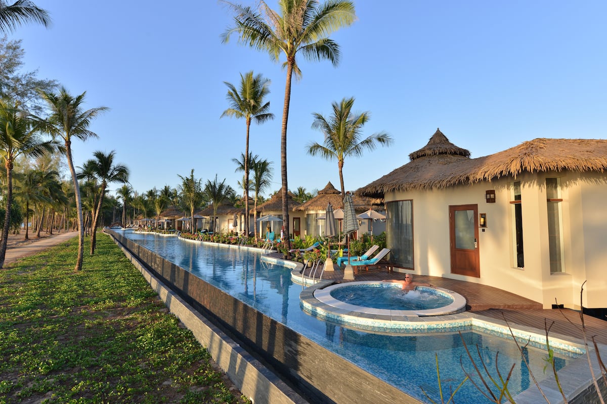 Oceanfront Jacuzzi Villa (Adults Only) | Alberca al aire libre | Alberca al aire libre, sombrillas en la alberca y camastros