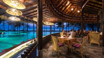 3 restaurants; breakfast, lunch and dinner served