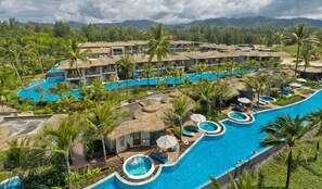 Outdoor pool, pool umbrellas, pool loungers - The Haven Khao Lak (Takua Pa)