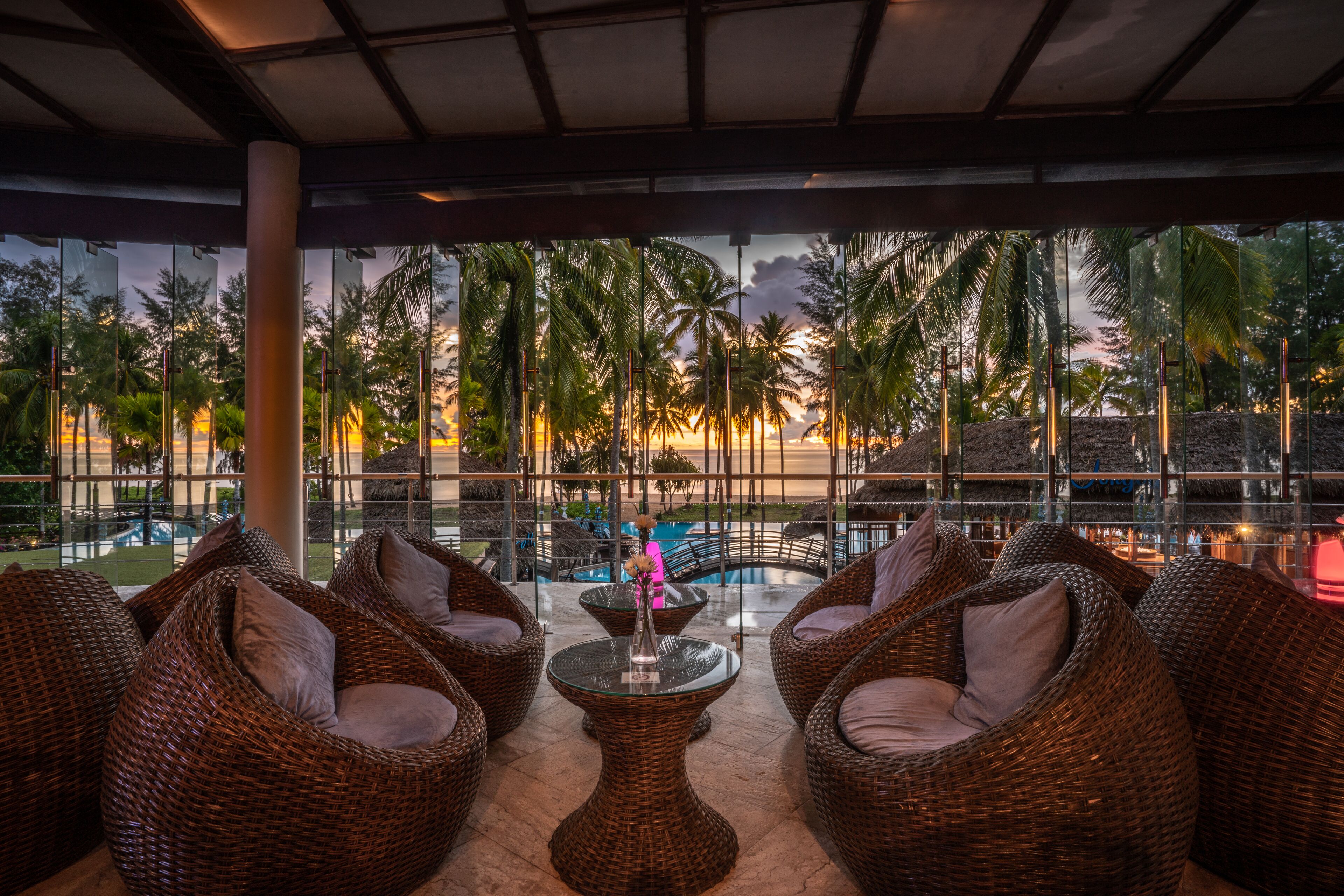 10 bars/lounges, poolside bar