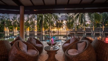 10 bars/lounges, poolside bar