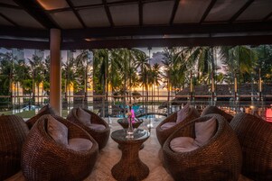 10 bares, bar junto a la piscina