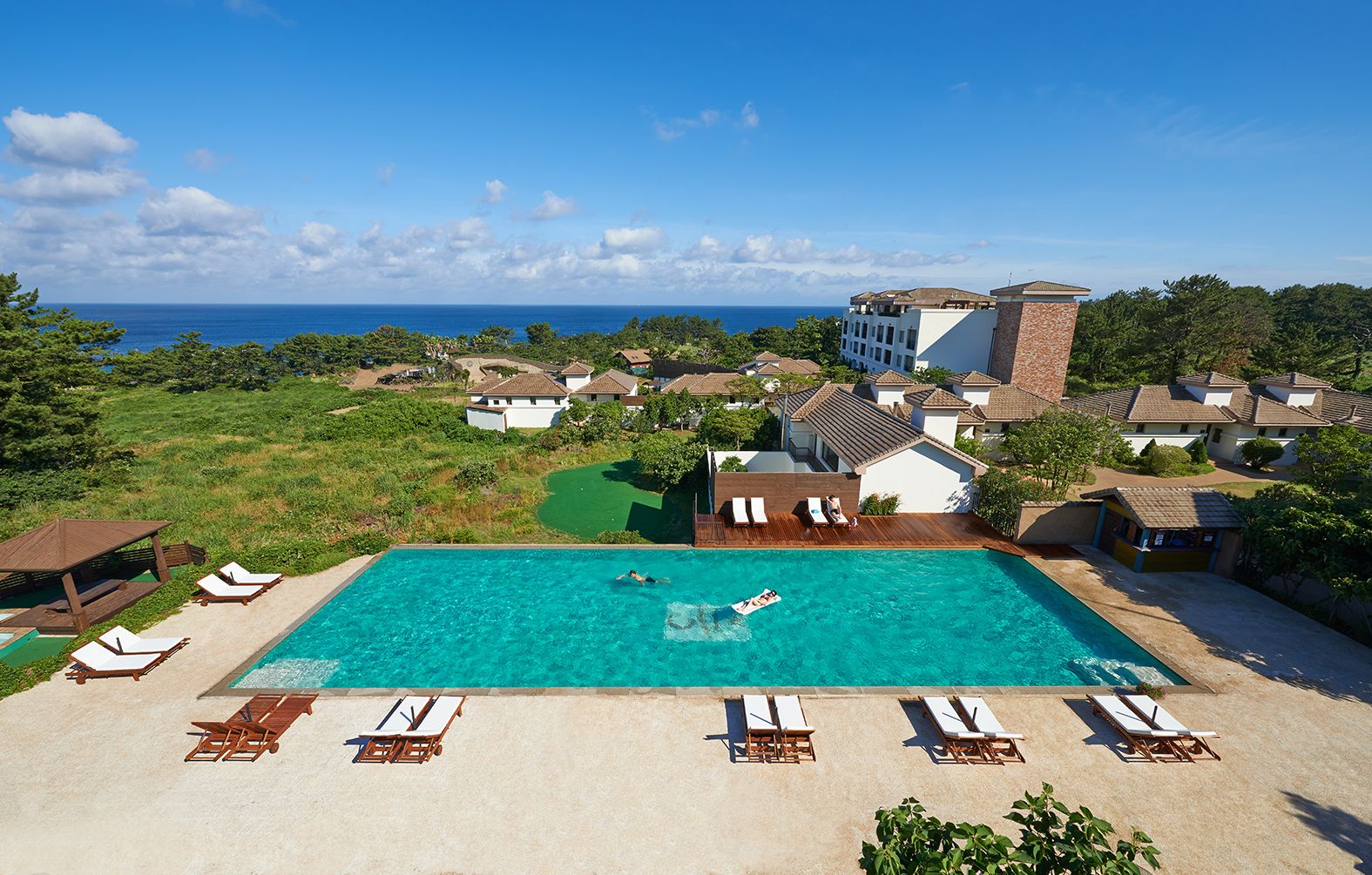 Sæsonbestemt udendørs pool, åben fra kl. 10.00 til kl. 22.00, parasoller