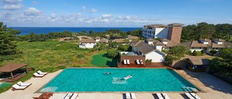 Sæsonbestemt udendørs pool, åben fra kl. 10.00 til kl. 22.00, parasoller