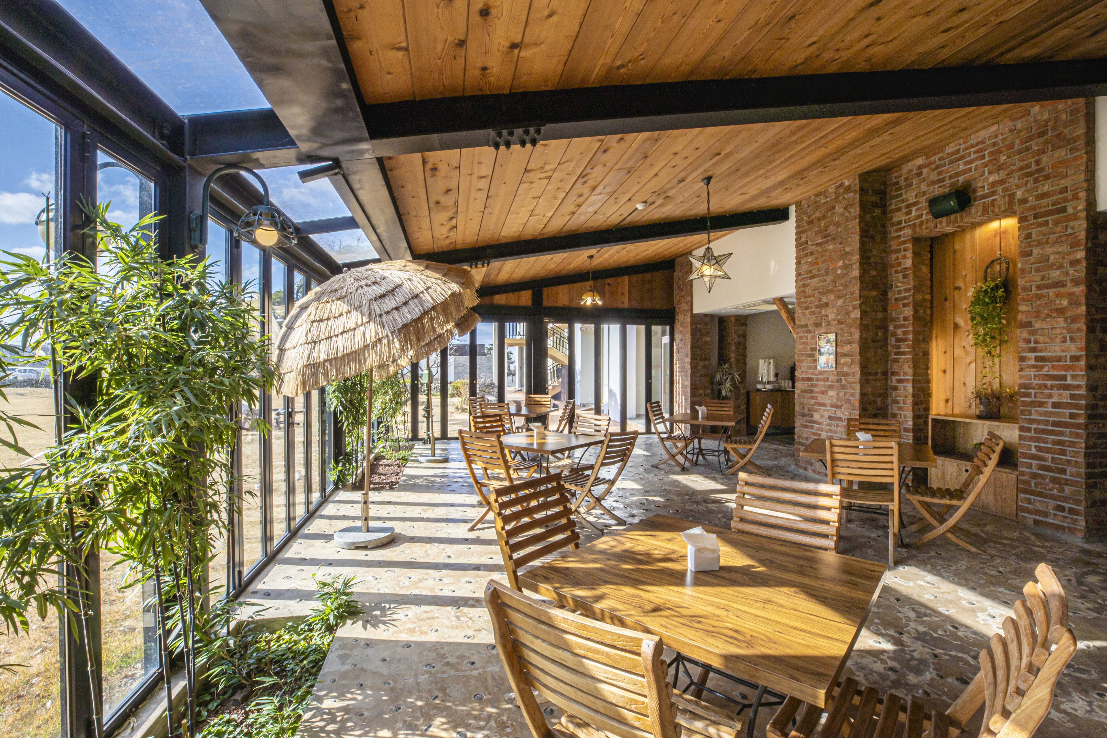 تقديم الإفطار والغداء