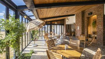 Breakfast and lunch served